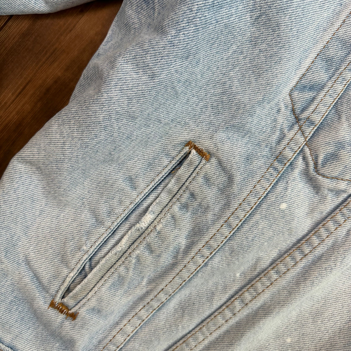 80s Levi’s Sherpa pile jacket light wash size 44 / Large made USA
