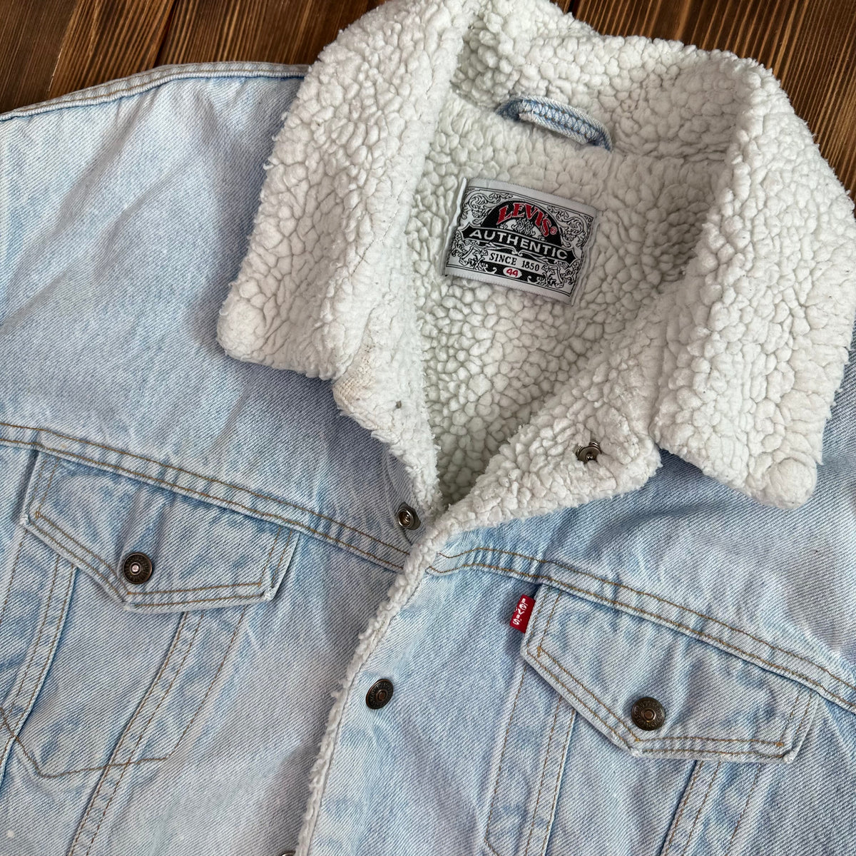 80s Levi’s Sherpa pile jacket light wash size 44 / Large made USA