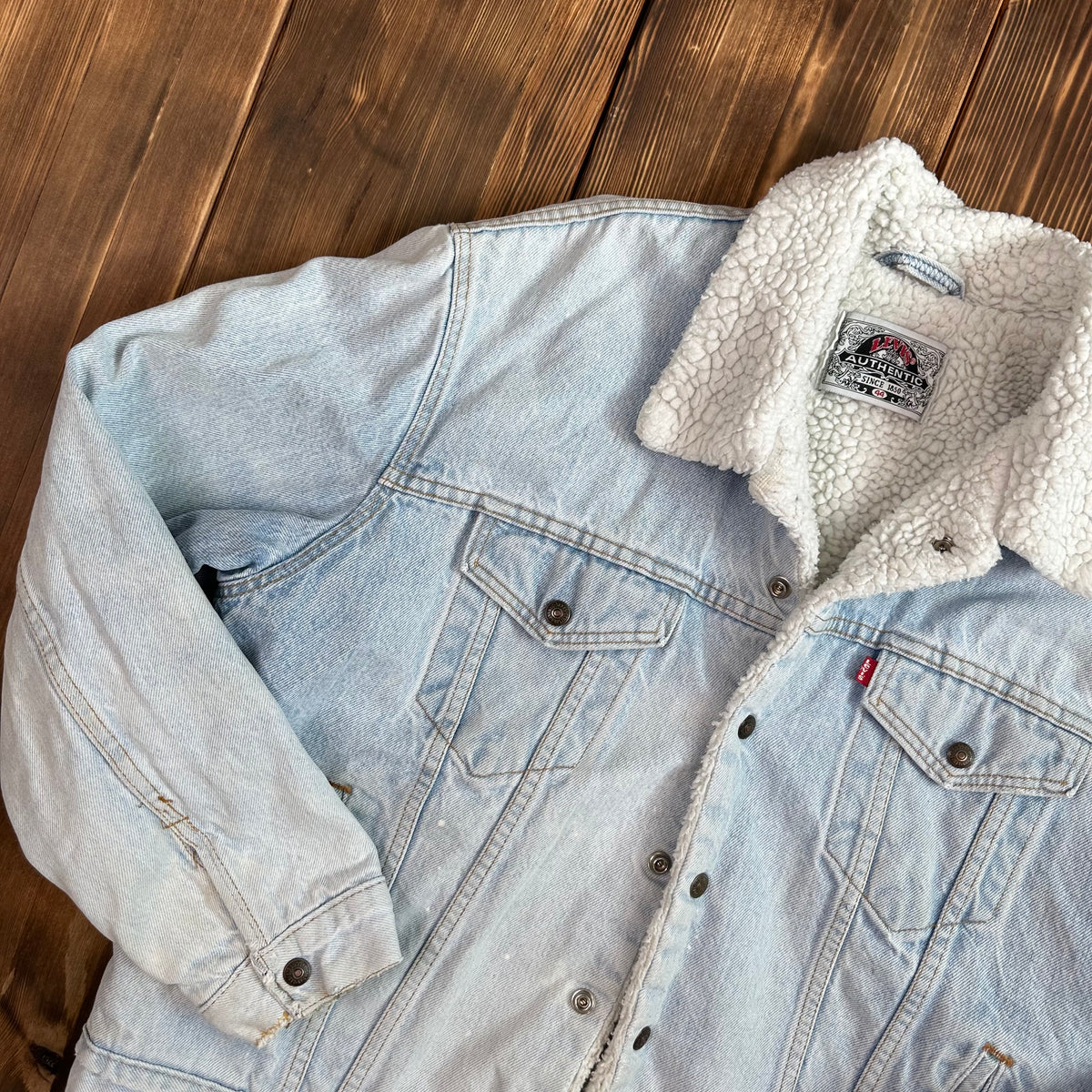 80s Levi’s Sherpa pile jacket light wash size 44 / Large made USA
